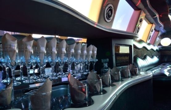 Polttarikuljetus limusiinilla